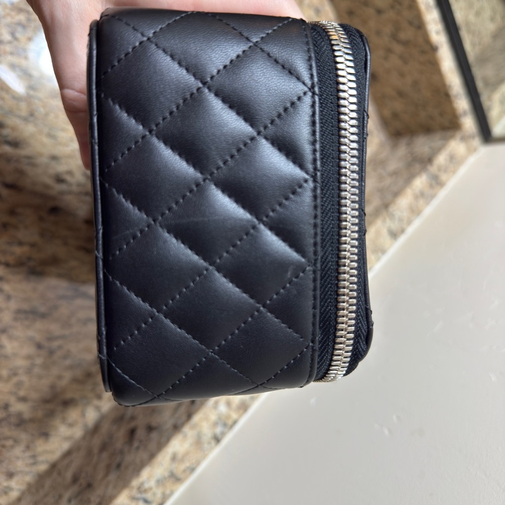 Authentic Chanel Black Quilted Lambskin Women's jewelry case vanity bag - Picture 5 of 9
